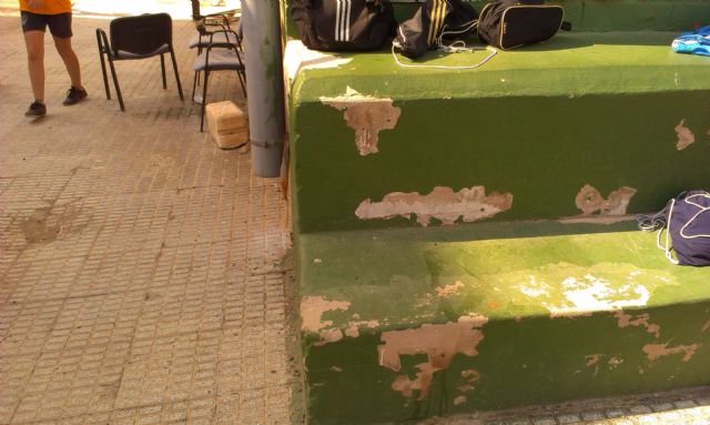 La Izquierda Plural denuncia el lamentable estado de las pistas exteriores del Pabellón Central - 4, Foto 4