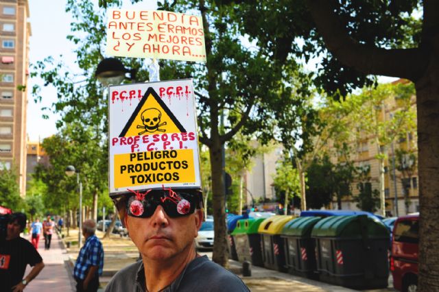Trabajadores y padres de afectados por la supresión del Programa de Cualificación Profesional Inicial se concentran en la Consejería de Educación - 1, Foto 1
