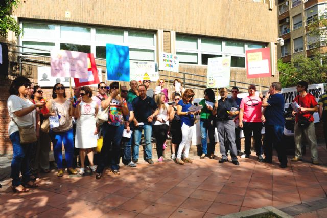 Trabajadores y padres de afectados por la supresión del Programa de Cualificación Profesional Inicial se concentran en la Consejería de Educación - 3, Foto 3