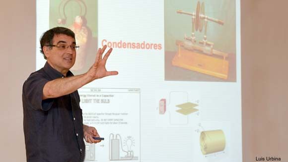 Reconocen la labor de divulgación científica del profesor de Física de la Universidad de Murcia Rafael García Molina - 1, Foto 1