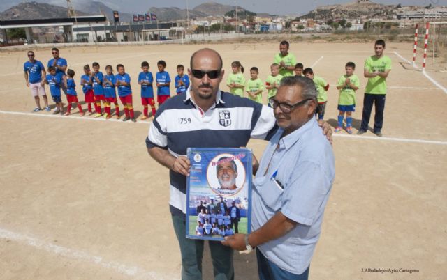 Los pequeños del C.D. Santiago homenajearon a su entrenador El Liebre - 1, Foto 1