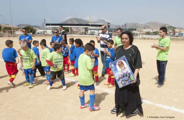 Los pequeños del C.D. Santiago homenajearon a su entrenador El Liebre - 4, Foto 4