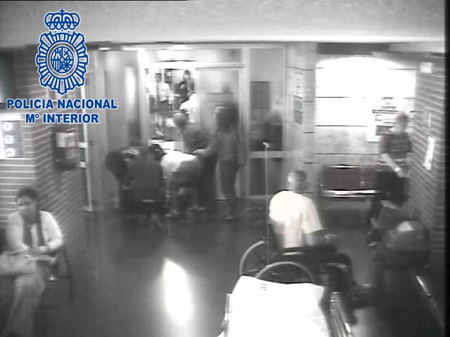 Detenida por la Policía Nacional por sustraerle el teléfono móvil a un hombre que se desmayó en el Hospital La Arrixaca - 1, Foto 1