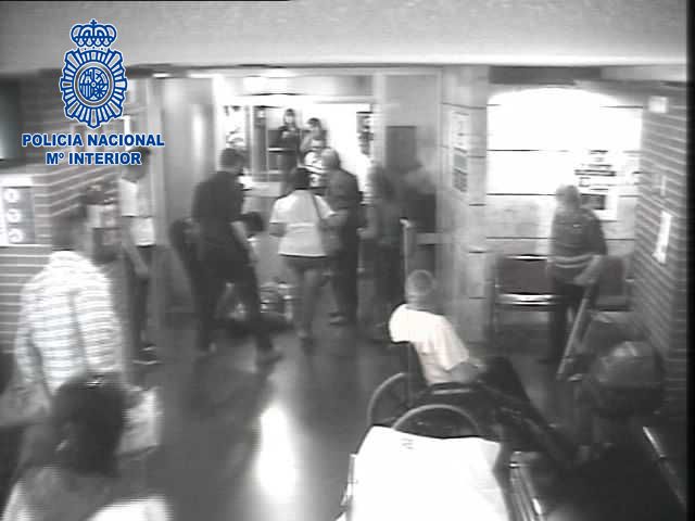 Detenida por la Policía Nacional por sustraerle el teléfono móvil a un hombre que se desmayó en el Hospital La Arrixaca - 2, Foto 2