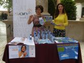Campaña ante el calor con el reparto de 300 botellines de agua, 300 muestras de cremas solares y folletos informativos