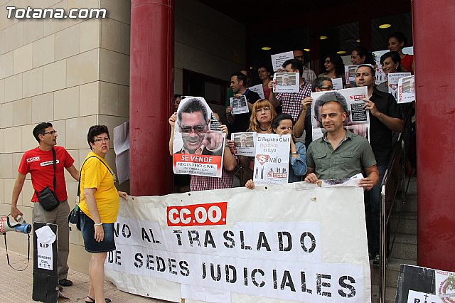 CCOO se concentra ante el Palacio de Justicia de Totana - 3