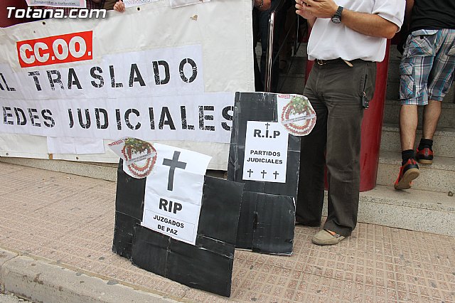 CCOO se concentra ante el Palacio de Justicia de Totana - 4