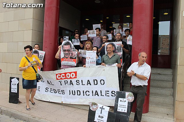 CCOO se concentra ante el Palacio de Justicia de Totana - 7