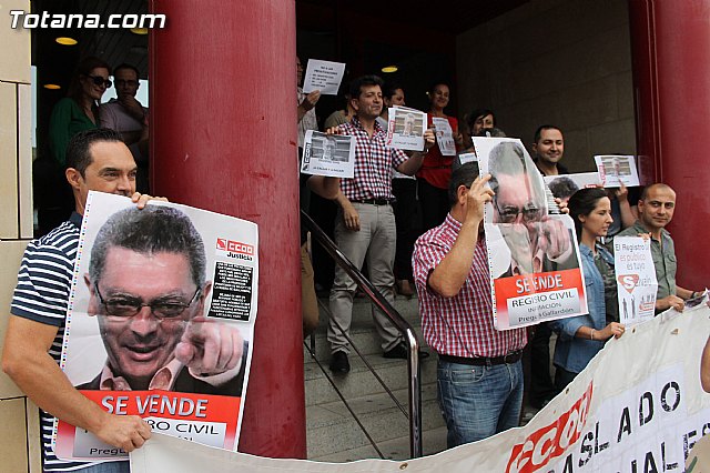 CCOO se concentra ante el Palacio de Justicia de Totana - 8