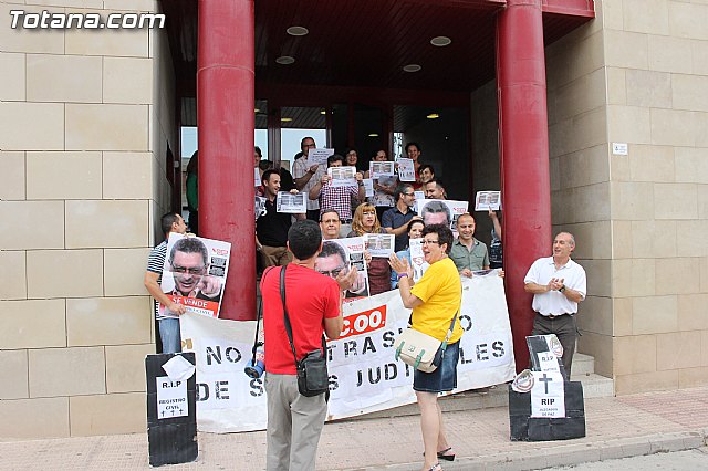 CCOO se concentra ante el Palacio de Justicia de Totana - 11