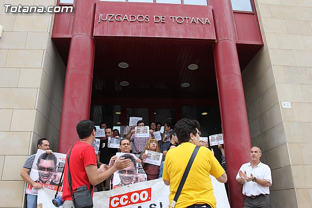 CCOO se concentra ante el Palacio de Justicia de Totana - 12