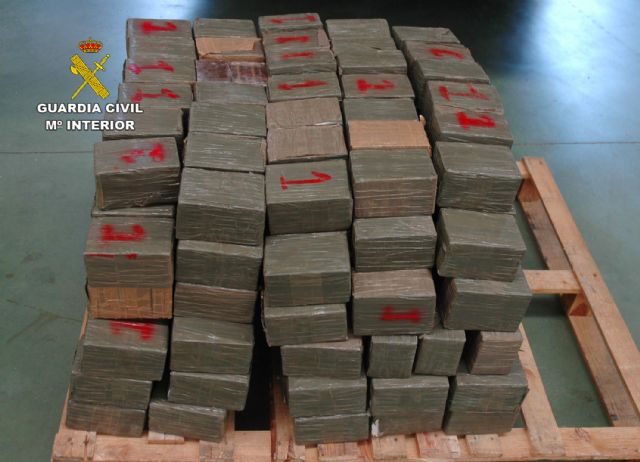 La Guardia Civil desmantela tres grupos que introducían hachís en dobles fondos ocultos  en camiones y furgonetas, Foto 6