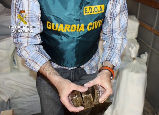 La Guardia Civil desmantela tres grupos que introducían hachís en dobles fondos ocultos  en camiones y furgonetas, Foto 8