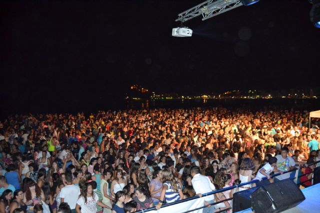 Miles de personas celebran la Noche de San Juan a pie de playa en Águilas - 1, Foto 1
