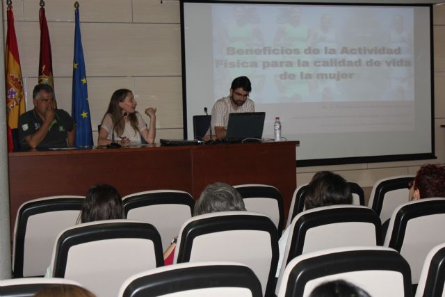 45 mujeres lorquinas amplian sus conocimientos sobre la actividad física gracias a la colaboración de las Concejalías de la Mujer y Deportes - 1, Foto 1