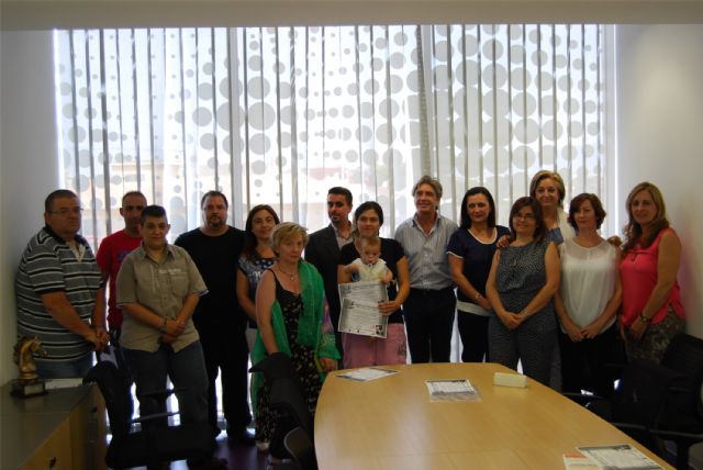 Entregados los diplomas del taller de reparación de calzado del Proyecto Abraham en Las Torres de Cotillas - 1, Foto 1
