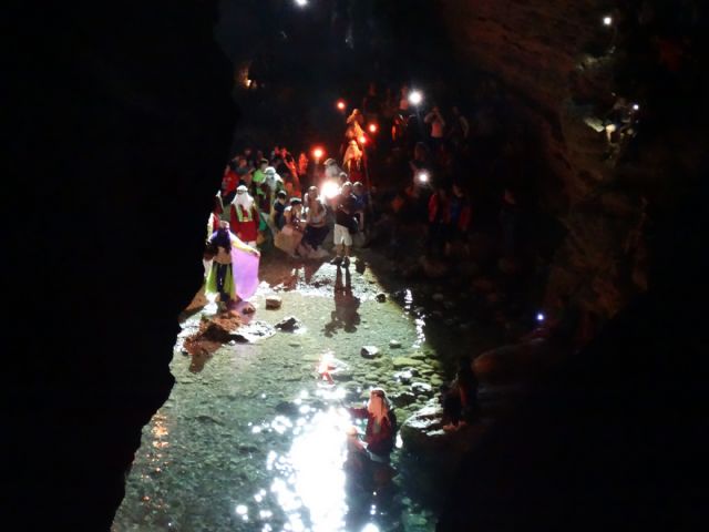 La Mora cumple con la tradición y baja a bañarse a las aguas del Río Mula en la noche mágica de San Juan - 1, Foto 1