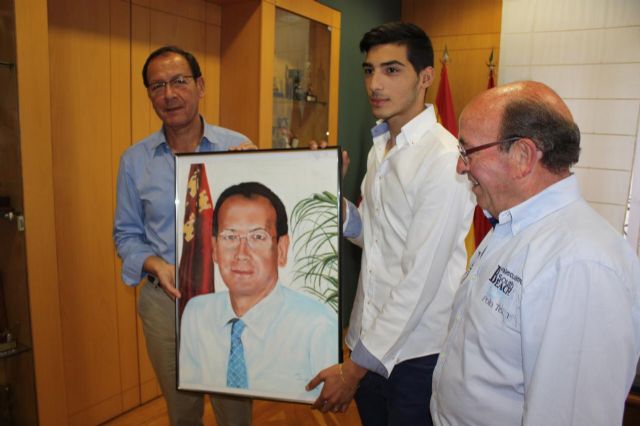 El Alcalde, obsequiado con un retrato pintado por un joven artista de La Paz - 1, Foto 1