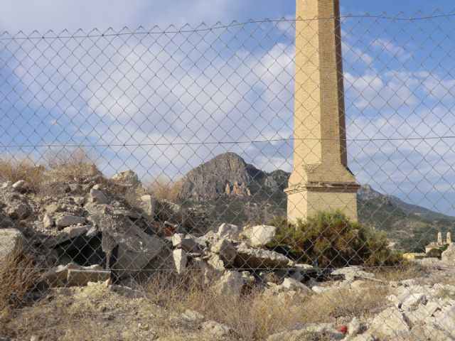 IU-Verdes de Cieza denuncia la deplorable situación de la escombrera junto a la antigua chimenea de Los Guiraos - 2, Foto 2