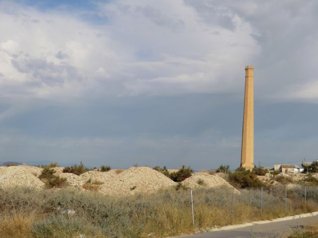 IU-Verdes de Cieza denuncia la deplorable situación de la escombrera junto a la antigua chimenea de Los Guiraos - 3, Foto 3