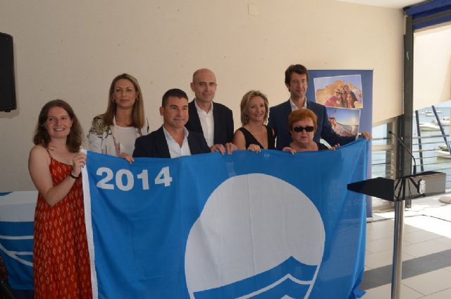 La primera de las 33 banderas azules de la Región fue izada hoy en la playa Colón de Santiago de la Ribera - 1, Foto 1