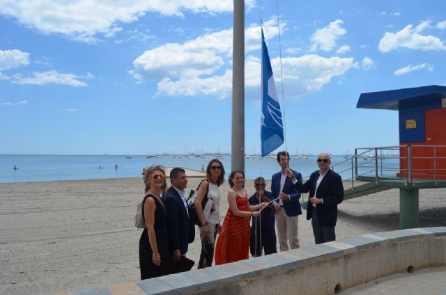 La primera de las 33 banderas azules de la Región fue izada hoy en la playa Colón de Santiago de la Ribera - 2, Foto 2