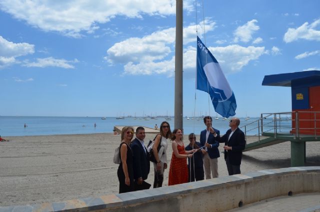 La primera de las 33 banderas azules de la Región fue izada hoy en la playa Colón de Santiago de la Ribera - 3, Foto 3