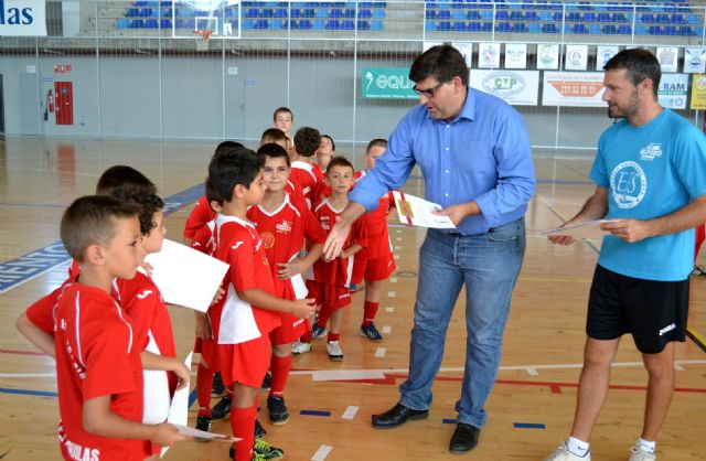 Más de un centenar de niños de la Escuela de Fútbol Sala de Águilas recogen sus diplomas - 2, Foto 2