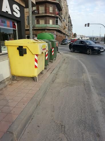 UPyD pide contenedores accesibles y que se revise su ubicación por suponer riesgo para peatones y vehículos - 2, Foto 2