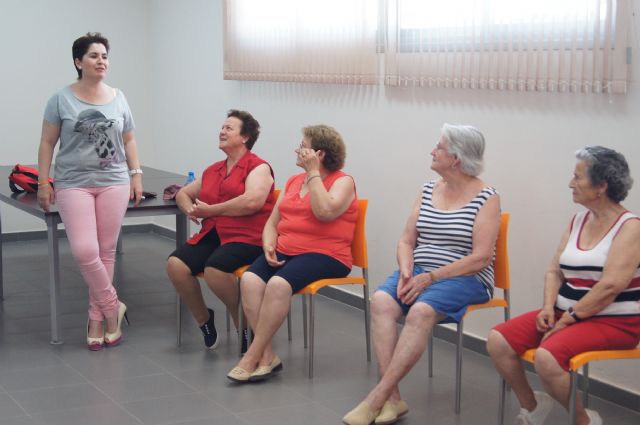 Una veintena de mujeres participan en el curso de gimnasia para mayores que se ha desarrollado durante todo el año en El Paretón, Foto 2