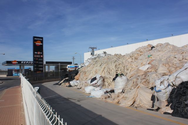 Una denuncia de MC acaba con la peligrosa acumulación de plásticos en una nave industrial situada junto a una gasolinera - 1, Foto 1