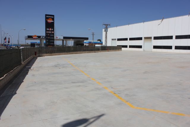 Una denuncia de MC acaba con la peligrosa acumulación de plásticos en una nave industrial situada junto a una gasolinera - 2, Foto 2