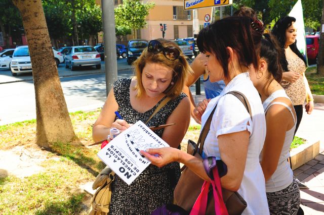 Trabajadores, padres y alumnos del Programa de Cualificación Profesional Inicial recogen firmas para exigir que no desaparezca - 1, Foto 1