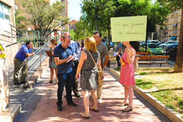 Trabajadores, padres y alumnos del Programa de Cualificación Profesional Inicial recogen firmas para exigir que no desaparezca - 2, Foto 2