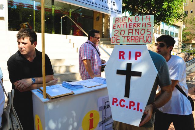 Trabajadores, padres y alumnos del Programa de Cualificación Profesional Inicial recogen firmas para exigir que no desaparezca - 3, Foto 3