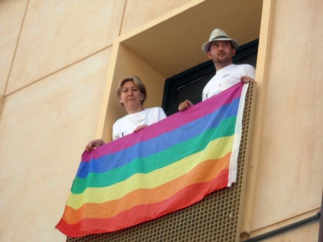 El PSOE cuelga en una de las ventanas del Ayuntamiento la bandera del arco iris en apoyo a la celebración del Día del Orgullo LGTB - 1, Foto 1