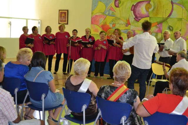 El hogar del pensionista José Espinosa cierra el curso con actuaciones y exposición de trabajos - 2, Foto 2