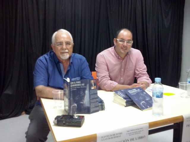El edil  Pedro López acompañó a Antonio Gutiérrez, en la presentación de su libro Con el paro acabaremos así, en la biblioteca municipal - 1, Foto 1