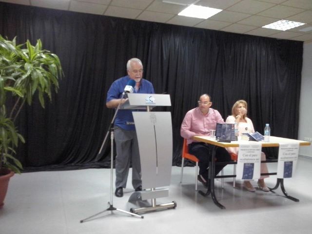 El edil  Pedro López acompañó a Antonio Gutiérrez, en la presentación de su libro Con el paro acabaremos así, en la biblioteca municipal - 2, Foto 2