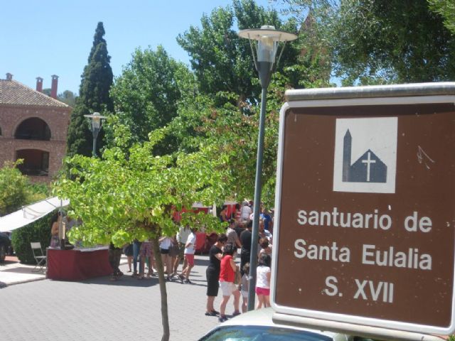 El Mercadillo Artesano de La Santa congrega a numeroso público en las inmedicaciones del atrio del santuario