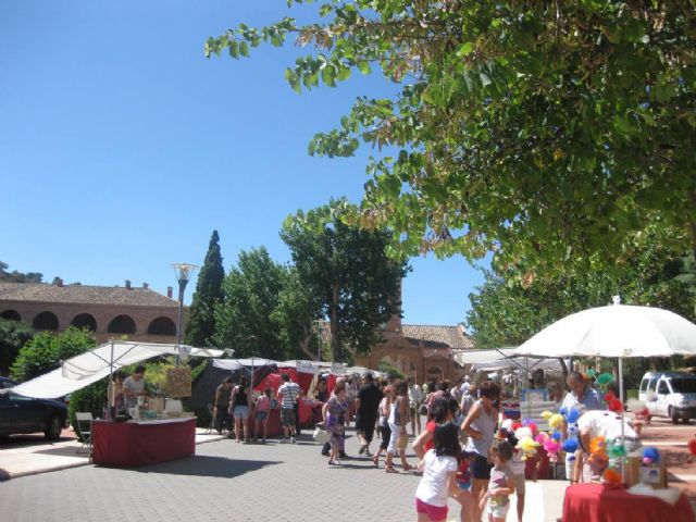 The Holy Artisan Market congregated inmedicaciones large audience in the court of the sanctuary in a festiv day, Foto 3
