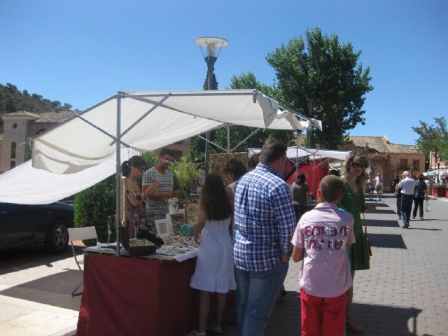 El Mercadillo Artesano de La Santa congrega a numeroso público en las inmedicaciones del atrio del santuario, Foto 6