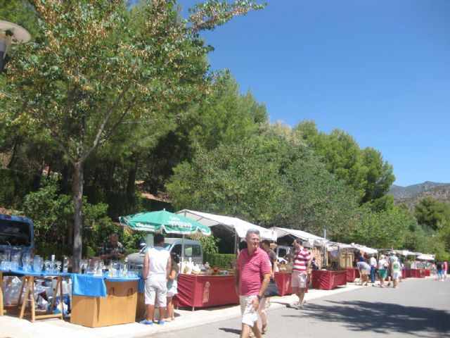 El Mercadillo Artesano de La Santa congrega a numeroso público en las inmedicaciones del atrio del santuario, Foto 7