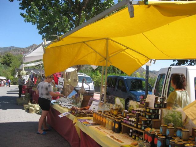 El Mercadillo Artesano de La Santa congrega a numeroso público en las inmedicaciones del atrio del santuario, Foto 8