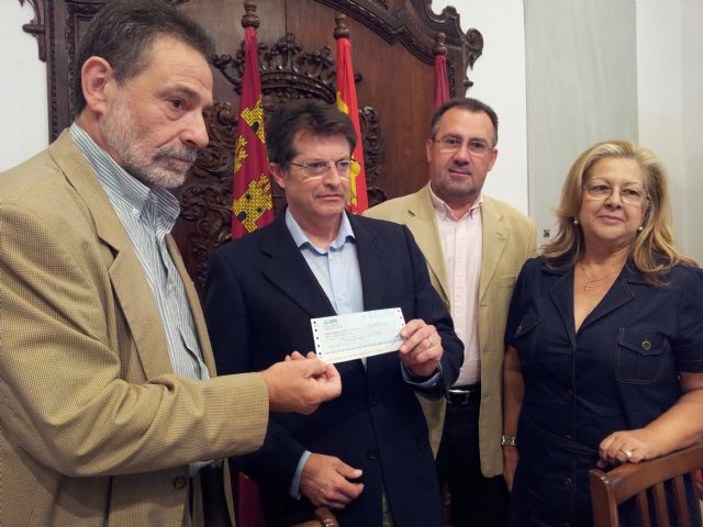 La Federación de Caza de la Región de Murcia entrega 3.000 euros a la Mesa Solidaria para ayudar a los damnificados por los seísmos y las inundaciones - 1, Foto 1