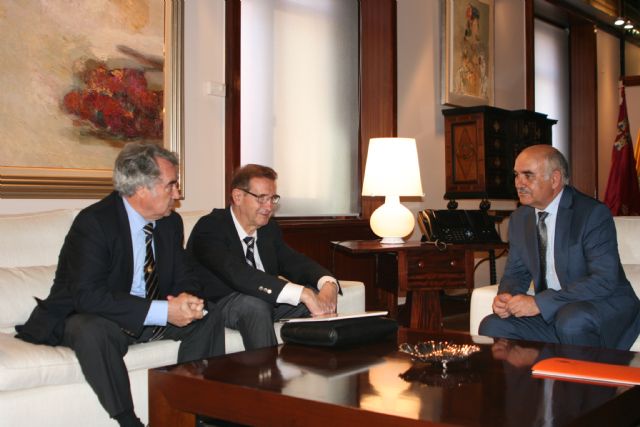 El presidente de la Comunidad recibe al secretario general de Ferrmed - 1, Foto 1