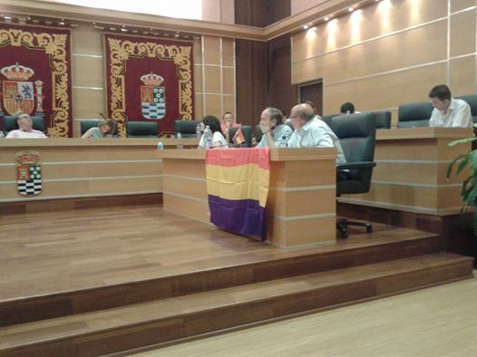 IU-Verdes despliega una bandera republicana en el Pleno del Ayuntamiento de Molina de Segura - 1, Foto 1