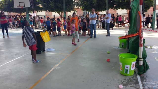 Los alumnos del Colegio Público Monte Anaor de Alguazas reciben las vacaciones de verano con juegos de agua, teatro, tiro con arco y animaciones hinchables - 2, Foto 2
