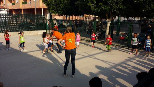 Los alumnos del Colegio Público Monte Anaor de Alguazas reciben las vacaciones de verano con juegos de agua, teatro, tiro con arco y animaciones hinchables - 3, Foto 3