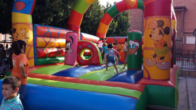 Los alumnos del Colegio Público Monte Anaor de Alguazas reciben las vacaciones de verano con juegos de agua, teatro, tiro con arco y animaciones hinchables - 5, Foto 5